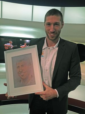 Berki Krisztián olimpiai bajnok tornász kezében portréjával